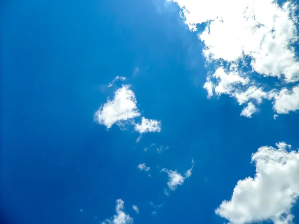 Céu Azul Com Nuvens Brancas Direita Perfeito Para Usar Como — Fotografia de Stock