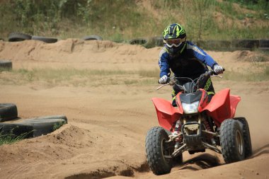 Dörtlü bisiklete binen genç adam..