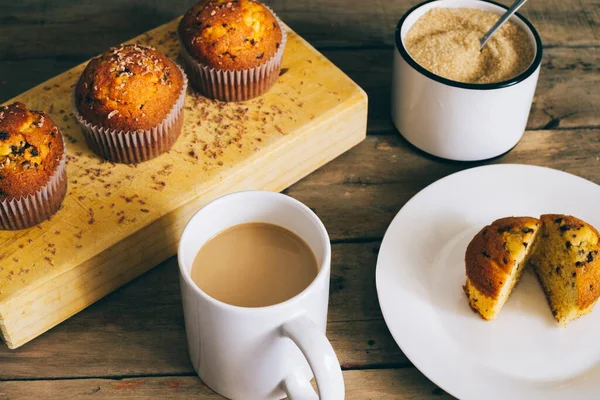 Stilleben För Muffins Med Chokladspån Träskiva Tillsammans Med Kaffe Och — Stockfoto