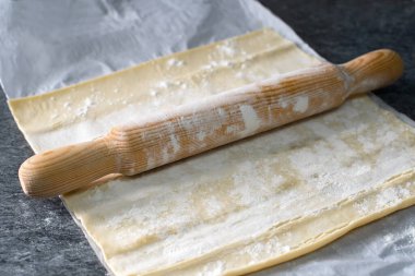 Köfte hamurunda un olan yuvarlanan iğne.