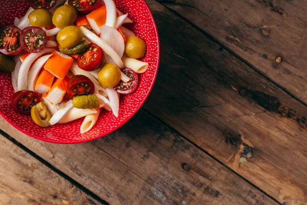 Arka plan olarak eski ahşap bir masada makarna salatası yemeye hazır.