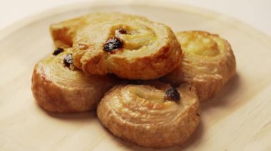 Yeni yapılmış ahşap tabak manzaralı ev yapımı hamur işleri.