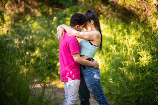 Ragazzo Baciare Ragazza Tenendo Ogni Altro Nel Campo Tramonto — Foto Stock