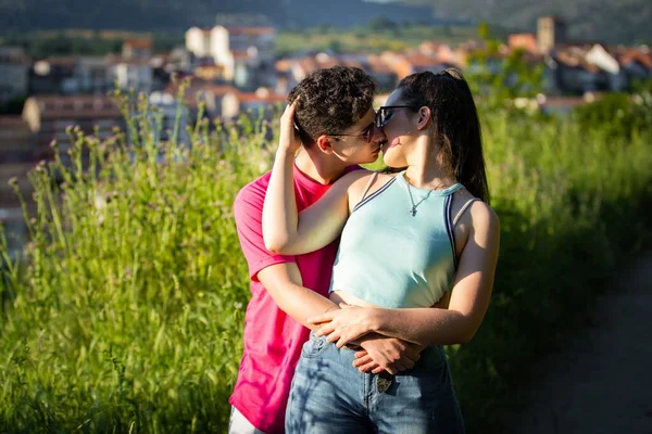 Jongen Zoenen Meisje Het Veld Bij Zonsondergang — Stockfoto