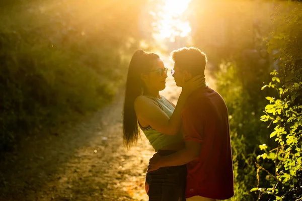 Meisje Jongen Knuffelen Elkaar Bij Zonsondergang — Stockfoto