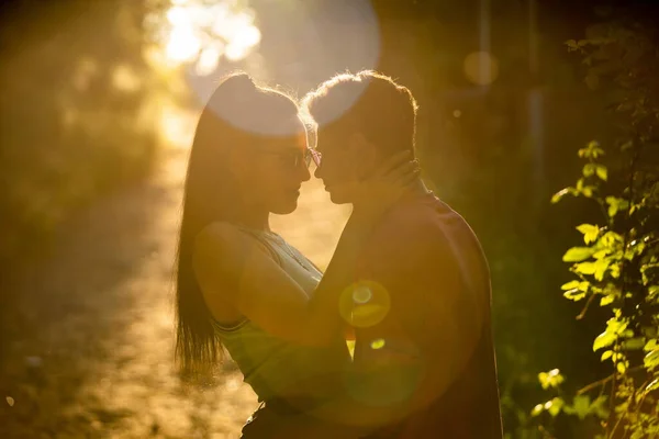 Meisje Jongen Knuffelen Elkaar Bij Zonsondergang — Stockfoto