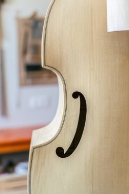 Luthier 'in atölyesindeki inşaatın bir aşamasında çello.