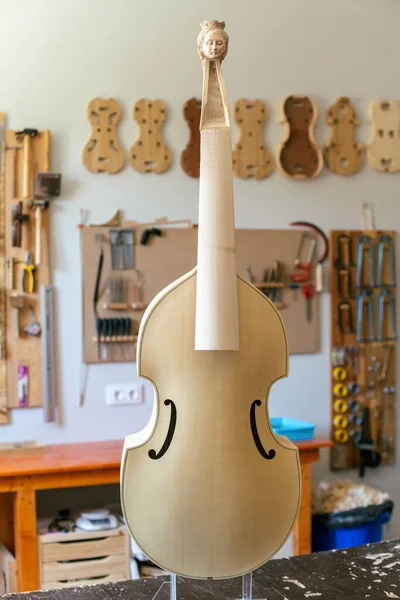 Luthier 'in atölyesindeki inşaatın bir aşamasında çello.