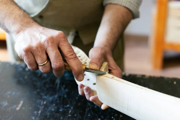 Luthier Lavora Sul Violoncello Nella Sua Bottega — Foto Stock