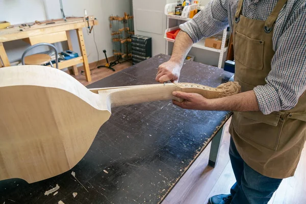 Luthier Werkt Zijn Atelier Aan Cello Maken — Stockfoto