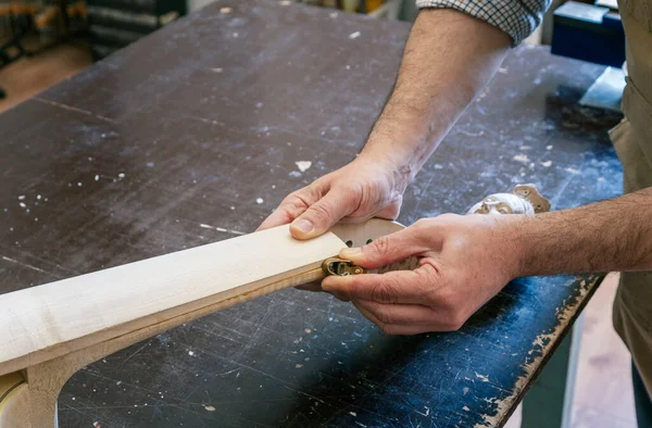 Luthier Pracuje Výrobě Violoncella Své Dílně — Stock fotografie