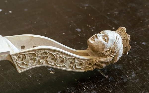 Çellodan gelen bir luthier tarafından yapılan başlığın ayrıntıları.