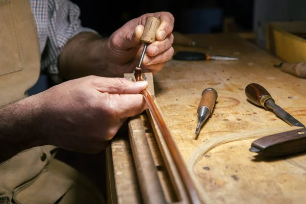 Geigenbauer Bei Der Herstellung Eines Geigenbogens Seiner Werkstatt — Stockfoto