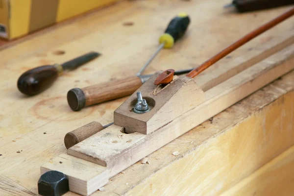 Geigenbauer Bei Der Herstellung Eines Geigenbogens Seiner Werkstatt — Stockfoto