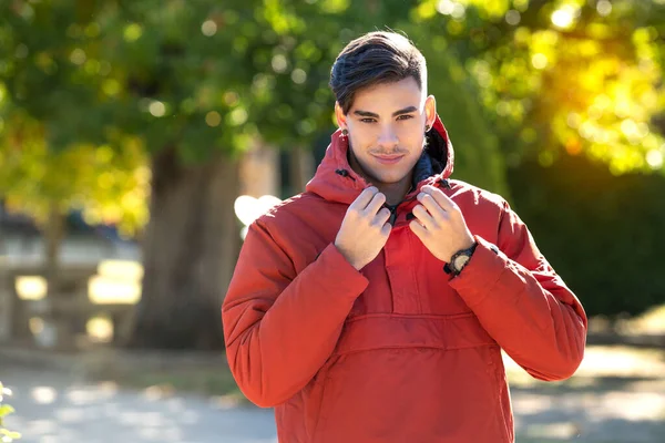 Jovem Casaco Vermelho Abotoando Seu Colarinho Parque Dia Ensolarado Frio Fotos De Bancos De Imagens