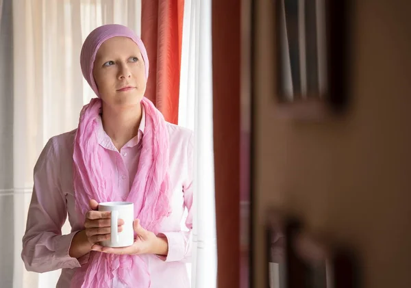 Mulher Com Câncer Lenço Rosa Cabeça Bebendo Café Olhando Pela — Fotografia de Stock