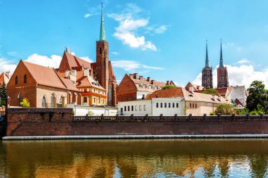 Tum Adası (Ostrow Tumski) - Katedral Adası, Bishop 'un evinin oradaki nehirden manzara.