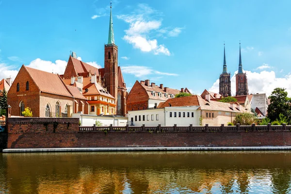 Tum Adası (Ostrow Tumski) - Katedral Adası, Bishop 'un evinin oradaki nehirden manzara.