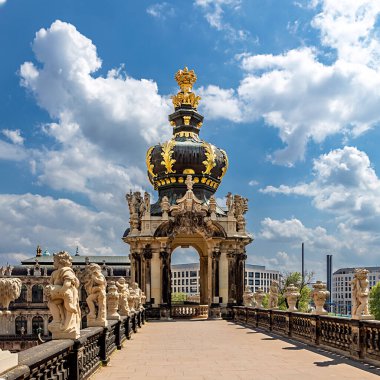 Eski Dresden kasabasında heykellerle çevrili ünlü barok Zwinger 'ın taç kapısı..