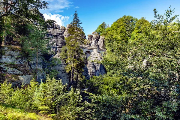 バステイバステイ橋の眺め バステイはドレスデンの近くにあるザクセン スイス国立公園の美しい岩の形成で有名です ザクセン州の人気のある旅行先 — ストック写真