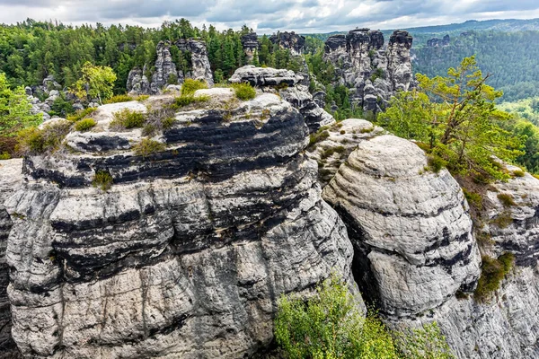 ドレスデン ザクセン州 ドイツの近くのサクソンスイスとして知られているバステイ岩の形成の風景 — ストック写真
