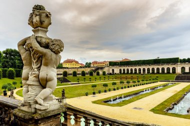 Friedrich Kalesi, Dresden, Saksonya, Almanya yakınlarındaki Grosssedlitz Barok Bahçesinde portakal ve heykeller