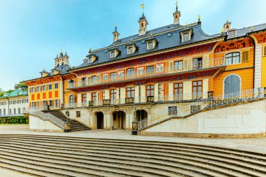 Dresden yakınlarındaki Pillnitz Şatosu, merdivenli Wasserpalais 'in merkez pavyonu, Elba, Almanya, Avrupa kıyıları