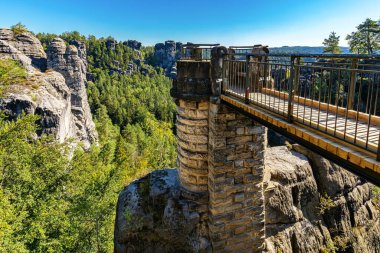 Almanya, Sakson İsviçre 'deki Bastei Köprüsü' ndeki gözlem güvertesi.
