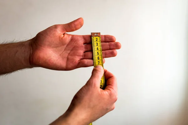 Person Die Mit Einem Gelben Maßband Die Finger Der Linken — Stockfoto