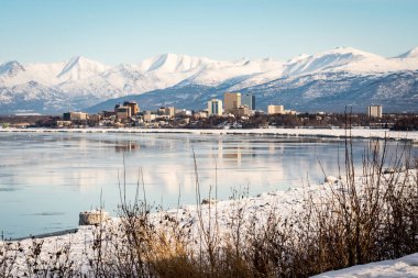 Tony Knowles Coastal Trail 'i takip ederken Point Woronzof Park' tan Anchorage 'ın panoramik görüntüsü. Knik Arm 'ın yansıması. Karla kaplı. Alaska 'da kış. Karlı dağlar.