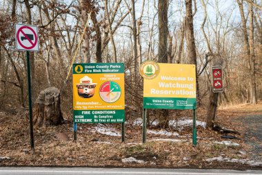 Yangın riski göstergesi ve Watchung Reservation 'da hoş geldin levhası. Union County Parkları. Sky Top Dr. Glenside Caddesi, Scotch Plains, New Jersey 'den önce giriş. Kış.