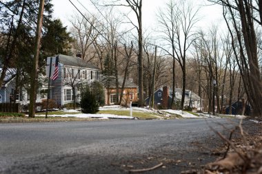 Glenside Bulvarı 'ndan klasik mimarlık evleri Scotch Plains, New Jersey' de. Watchung Rezervasyon 'un yanında. Boş sokak, insan yok, trafik yok. Kışın bulutlu, yapraksız ağaçlar. 