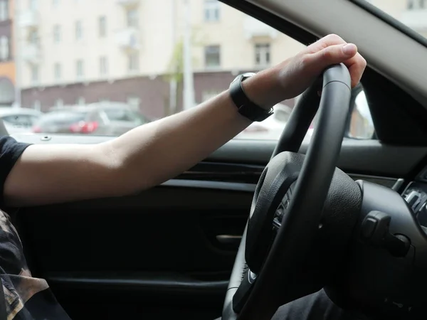 Ein Mann Fährt Hände Halten Das Lenkrad Lenkrad Schwarz Bloße — Stockfoto