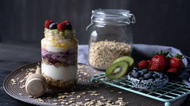 sağlıklı meyve parfe. koyu yiyecek fotoğrafçılığı