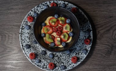 Yulaflı meyve tabağı. koyu yiyecek fotoğrafçılığı
