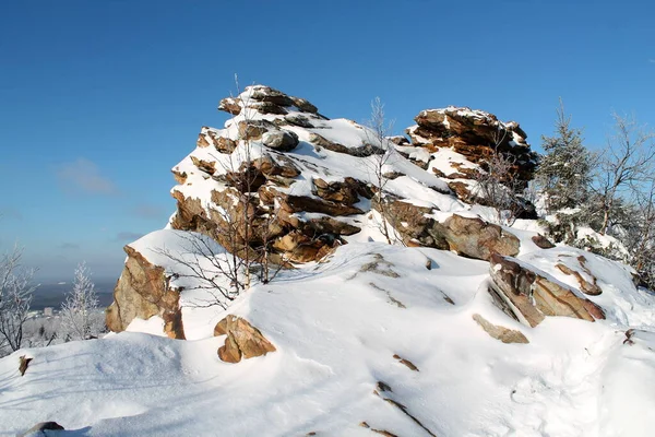 Inverno Russia Foresta Alberi Montagne Neve Sentiero Freddo Creek Alberi — Foto Stock
