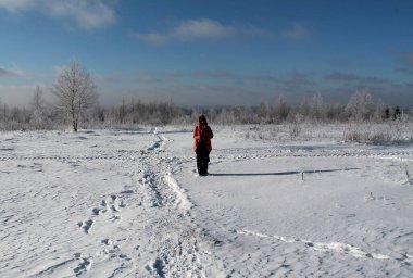 Kış. Kar yağıyor. Rus kışı. - Soğuk. Buz. Mavi gökyüzü. Gubakha..