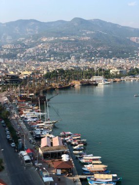 Hindi. Türk Kültürü. Türkiye 'nin manzarası ve doğası. Deniz. Güneşi. Avuçlar. Kumsal. Otel.