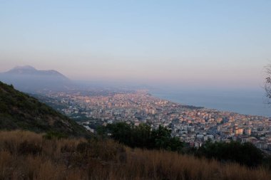 Hindi. Türk Kültürü. Türkiye 'nin manzarası ve doğası. Deniz. Güneşi. Avuçlar. Kumsal. Otel.