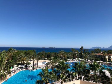 Hindi. Türk Kültürü. Türkiye 'nin manzarası ve doğası. Deniz. Güneşi. Avuçlar. Kumsal. Otel.