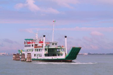 Venedik. İtalya. İtalya Kültürü. İtalya 'nın manzarası ve doğası. Deniz. Güneş..