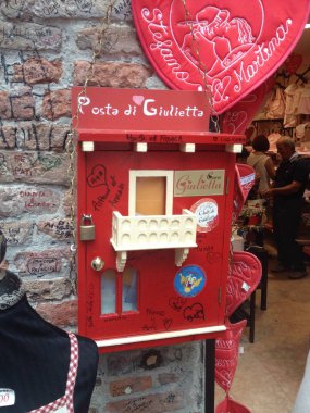 Verona. İtalya. İtalya Kültürü. İtalya 'nın manzarası ve doğası. Deniz. Güneş..