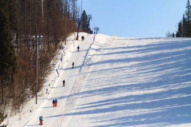 Kış günü ve kayak için eğim kayakçı ve Snowboard düşkünleri için Kaldır