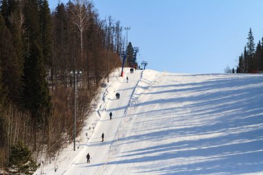 Kış günü ve kayak için eğim kayakçı ve Snowboard düşkünleri için Kaldır