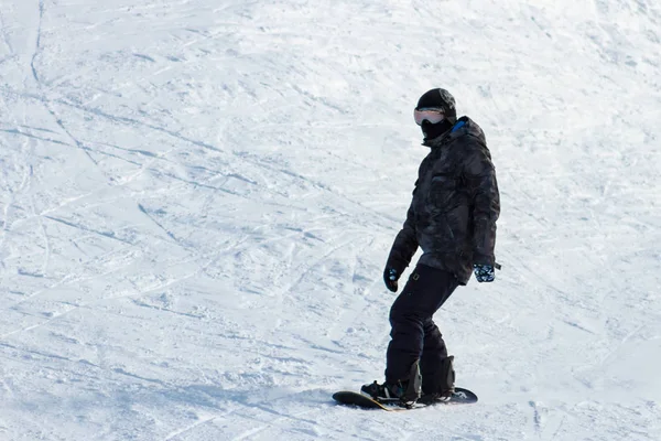 Snowboarder Een Achtergrond Van Sneeuw — Stockfoto