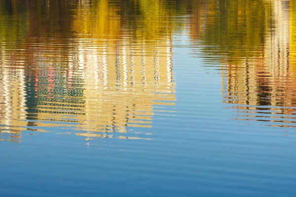 Reflexão Edifícios Árvores Água Rio Lagoa Lago Outono Céu Azul — Fotografia de Stock