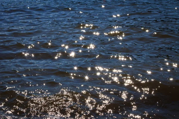 太阳在蓝色的水中闪耀 抽象背景与文本的空间 — 图库照片