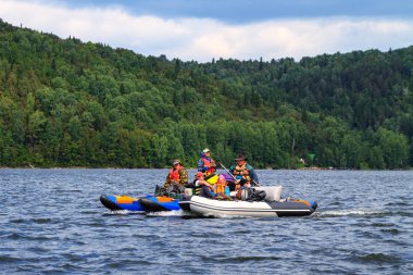 Pavlovsk rezervuar, Rusya Federasyonu - 10 Ağustos 2018: bir grup insan bir Katamaran ve tekne yüzme sırasında rezervuar üzerinde rafting. Yaz aylarında su turizm