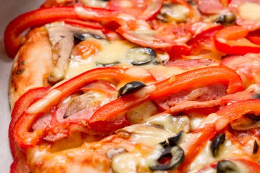 Salam, peynir ve kırmızı biber Pizza. Seçici odak. Yakın çekim.