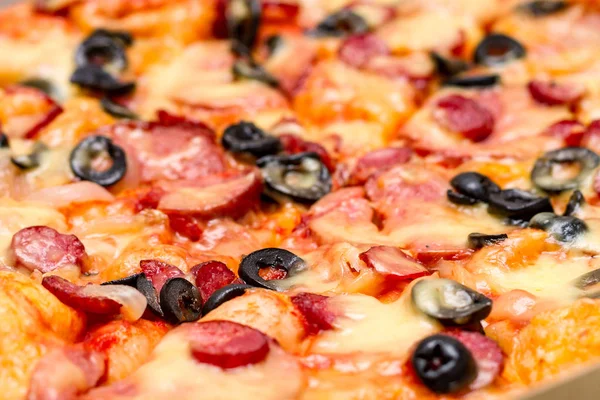 Pizza Com Salame Queijo Azeitonas Pretas Foco Seletivo Fechar — Fotografia de Stock